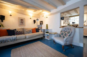 Cosy cottage central Canterbury with free parking